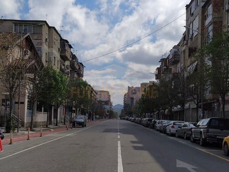 Shitet, Ambient Biznesi, Rruga e Barrikadave, Tiranë.