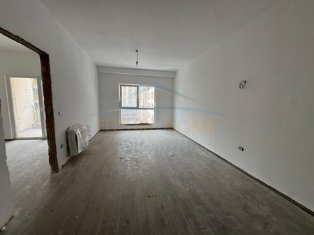 Qera, Apartament 1+1 për Zyra, Kompleksi Aura, Tiranë.