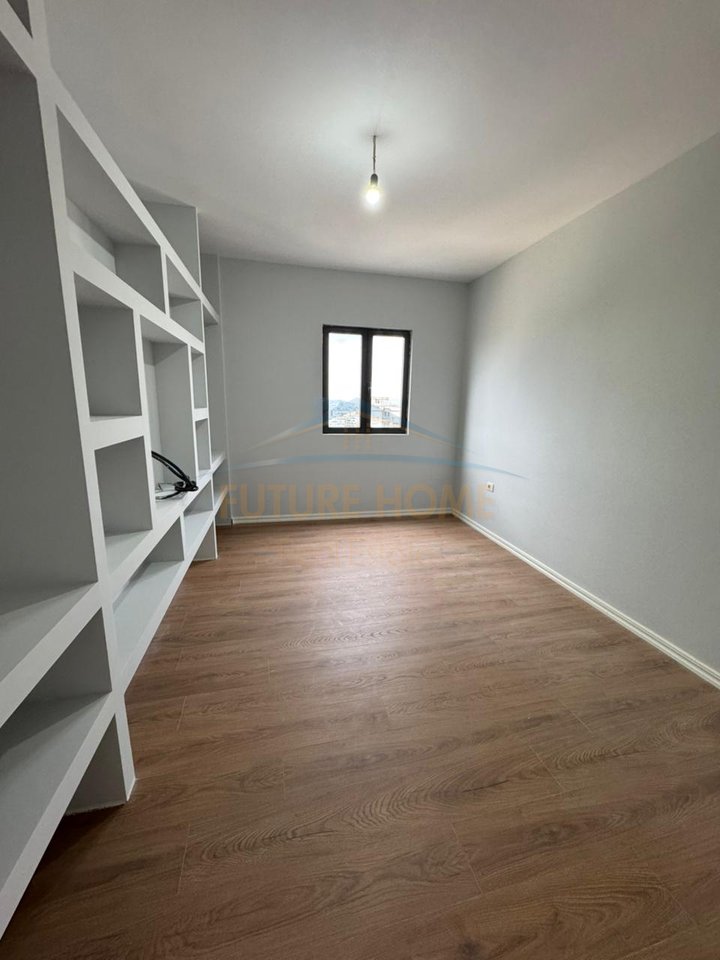 Shitet,Apartament 2+1+2, Rruga "Shefqet Kuka", Fresk