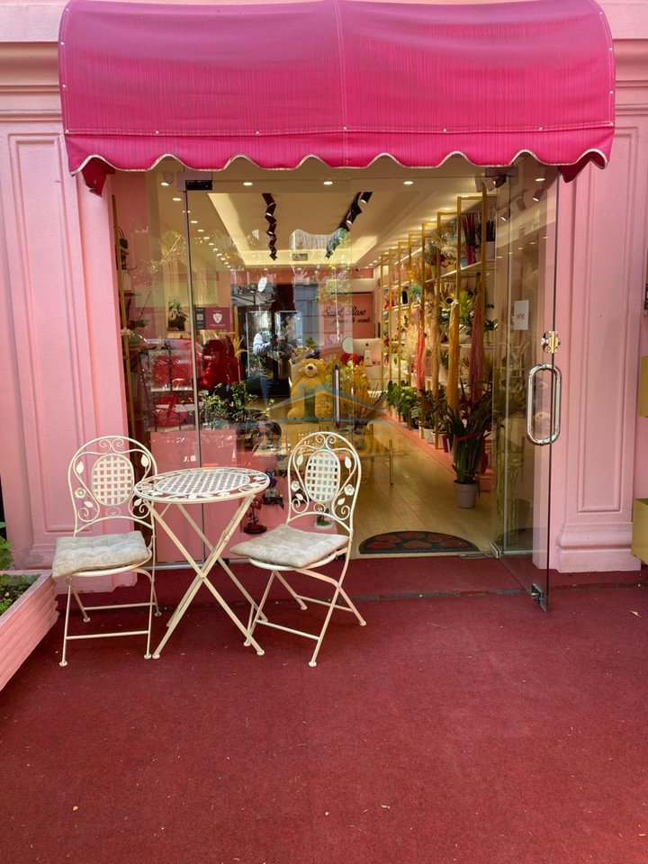 Shitet, Biznes, Dyqan Lulesh, në Rrugën Bardhyl, Tiranë.