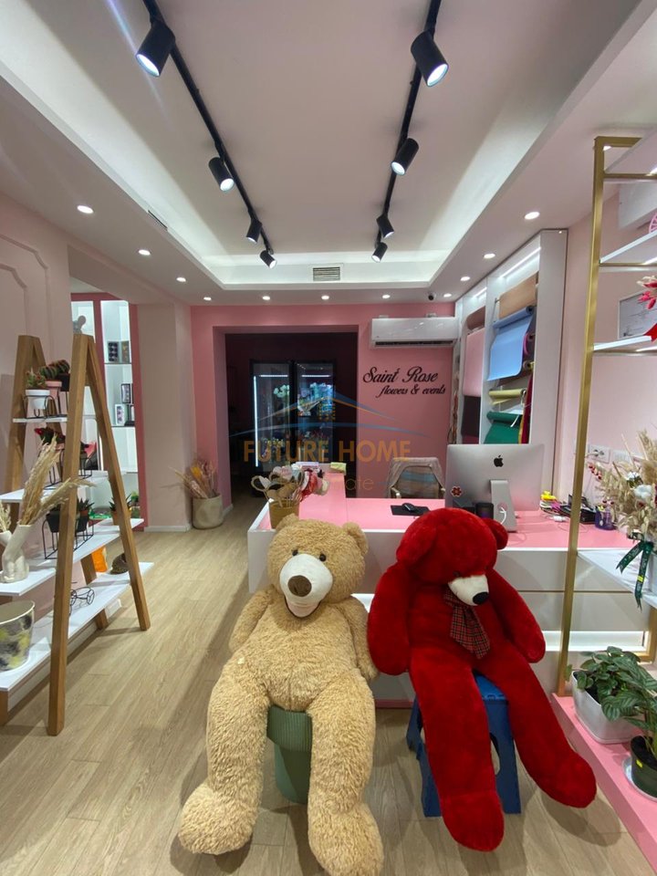 Shitet, Biznes, Dyqan Lulesh, në Rrugën Bardhyl, Tiranë.