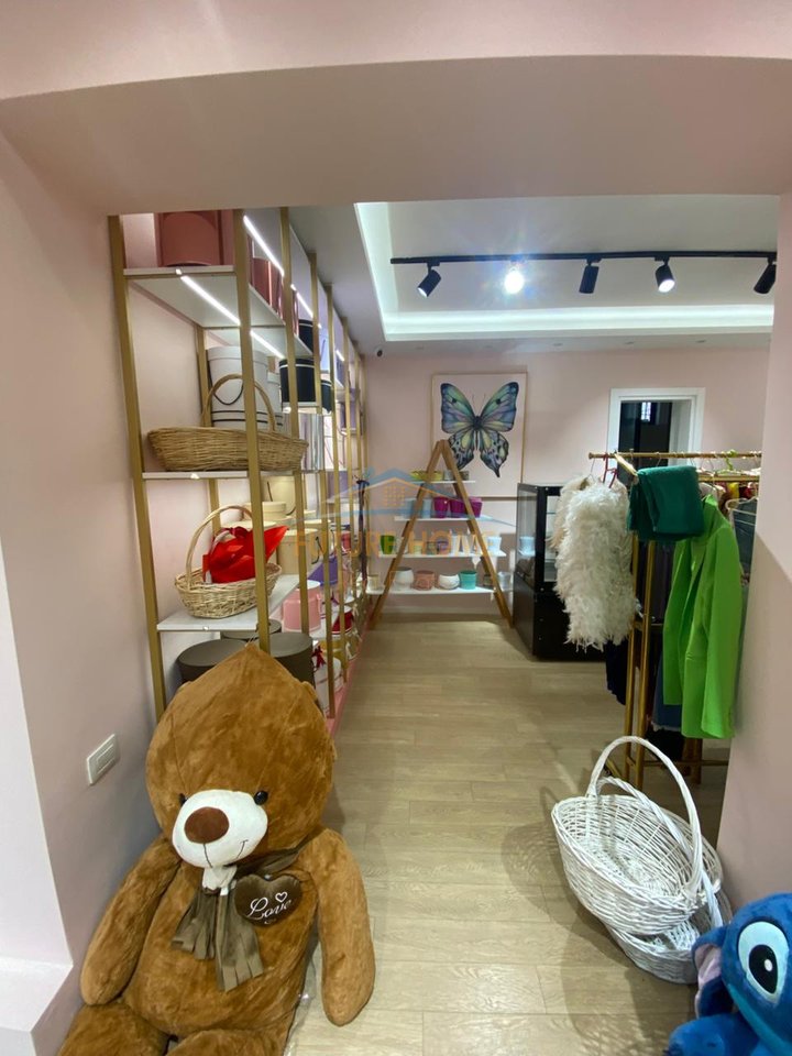 Shitet, Biznes, Dyqan Lulesh, në Rrugën Bardhyl, Tiranë.