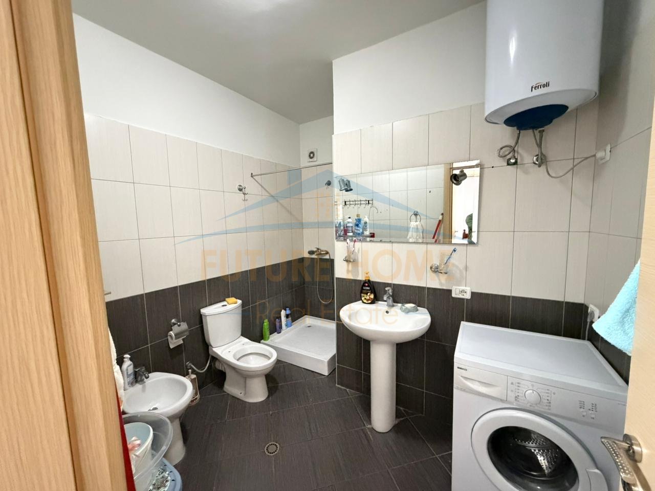 Shitet, Apartament 2+1+2, Unaza e Re, Tiranë.