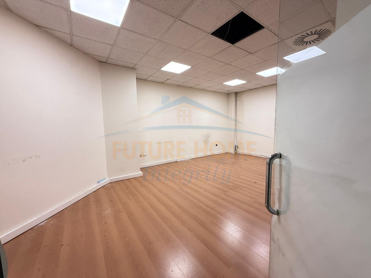 Qera, Ambient Biznesi, Qendër, Tiranë.