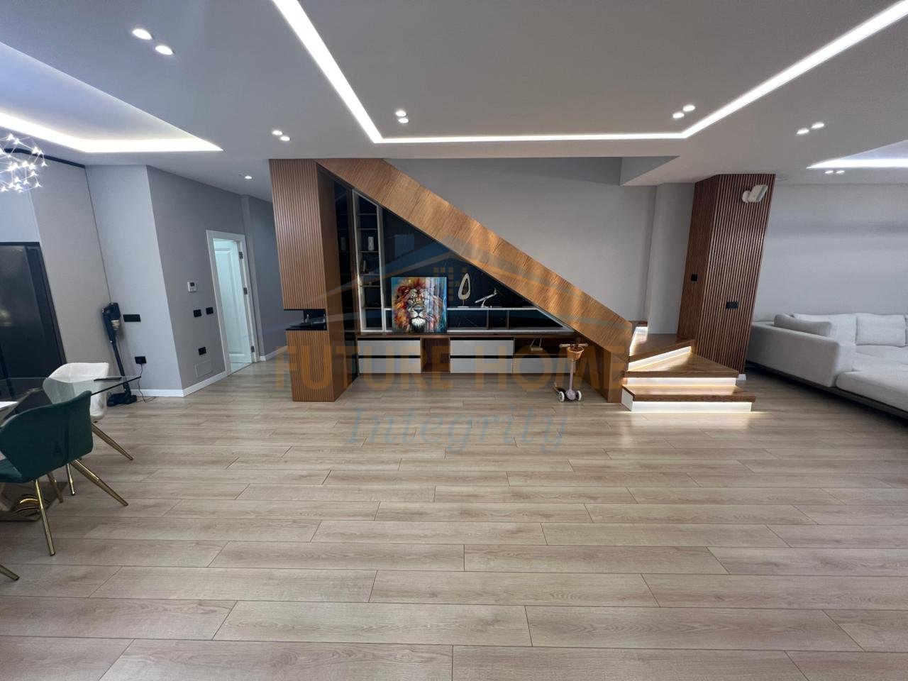 Rent, Duplex 4+1+3+Veranda+Parking space, Square 21 Complex, Tirana.