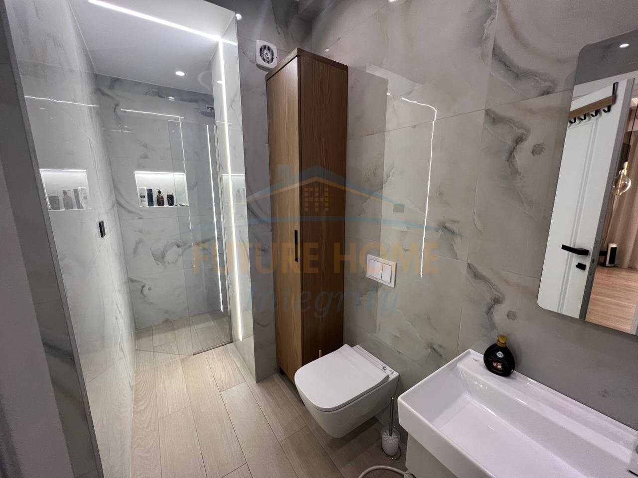 Rent, Duplex 4+1+3+Veranda+Parking space, Square 21 Complex, Tirana.