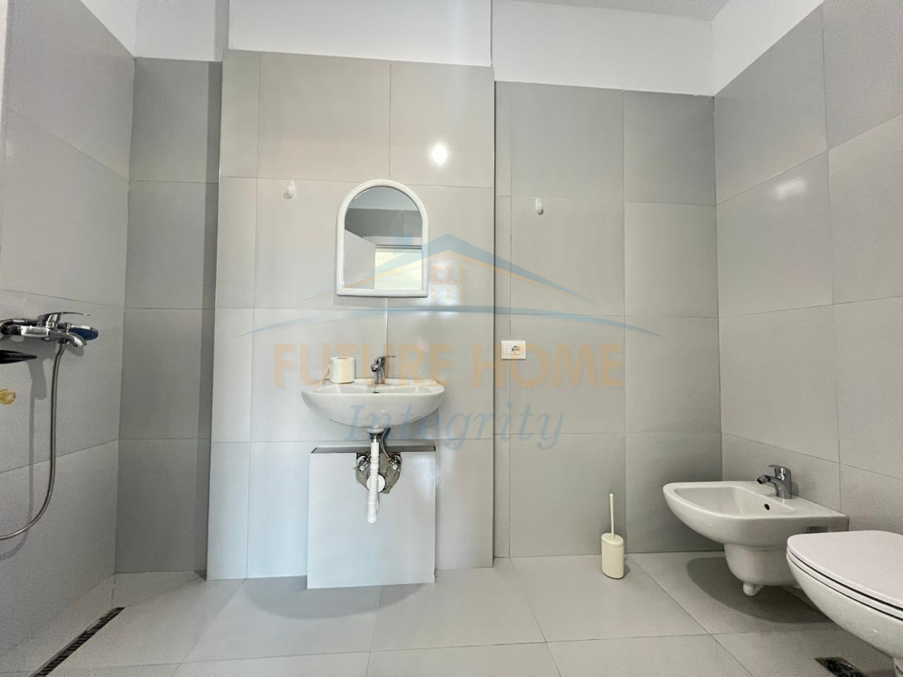 Shitet, Apartament 2+1+2, Rruga 5 Maji, Tiranë.