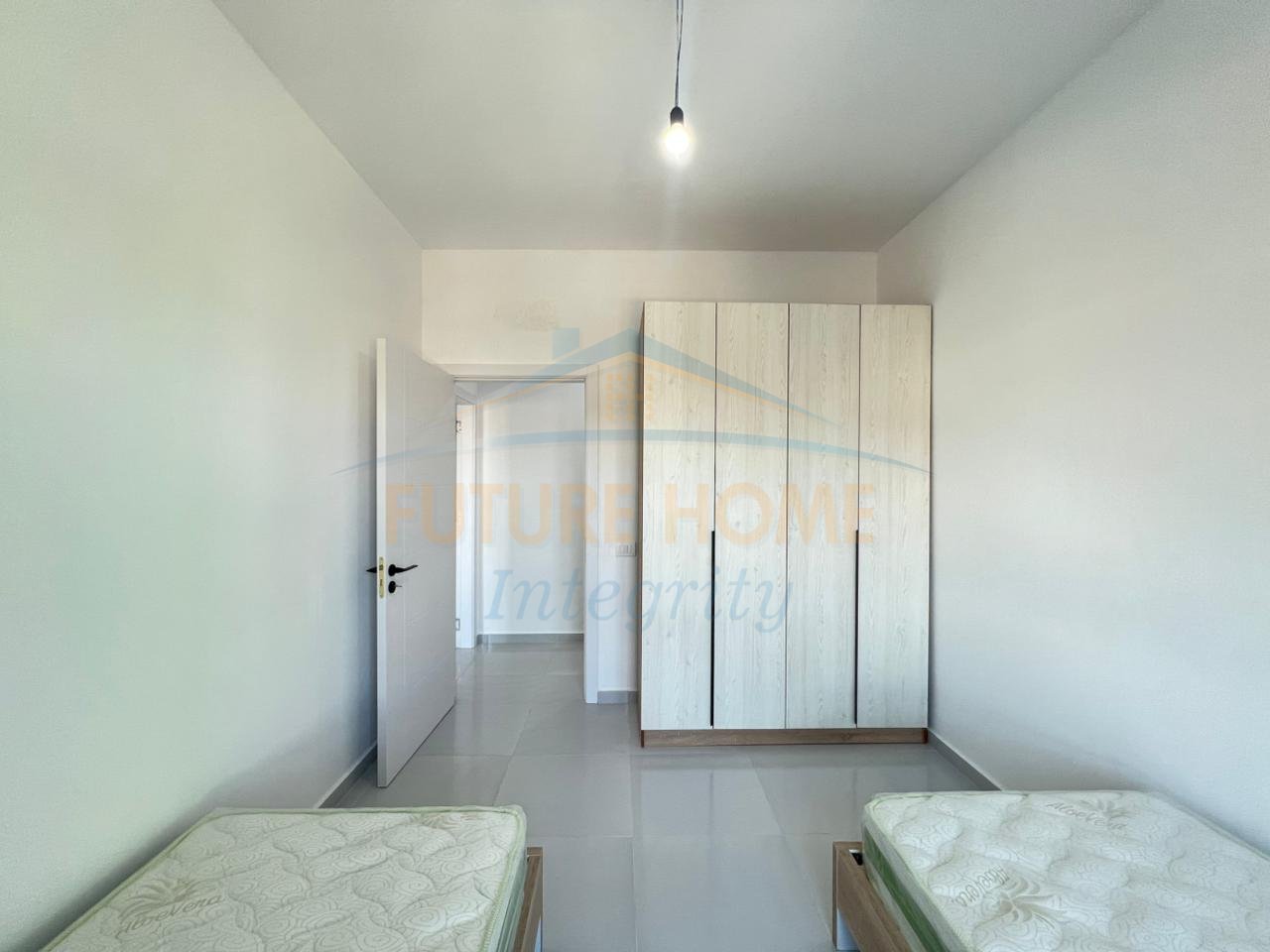 Shitet, Apartament 2+1+2, Rruga 5 Maji, Tiranë.