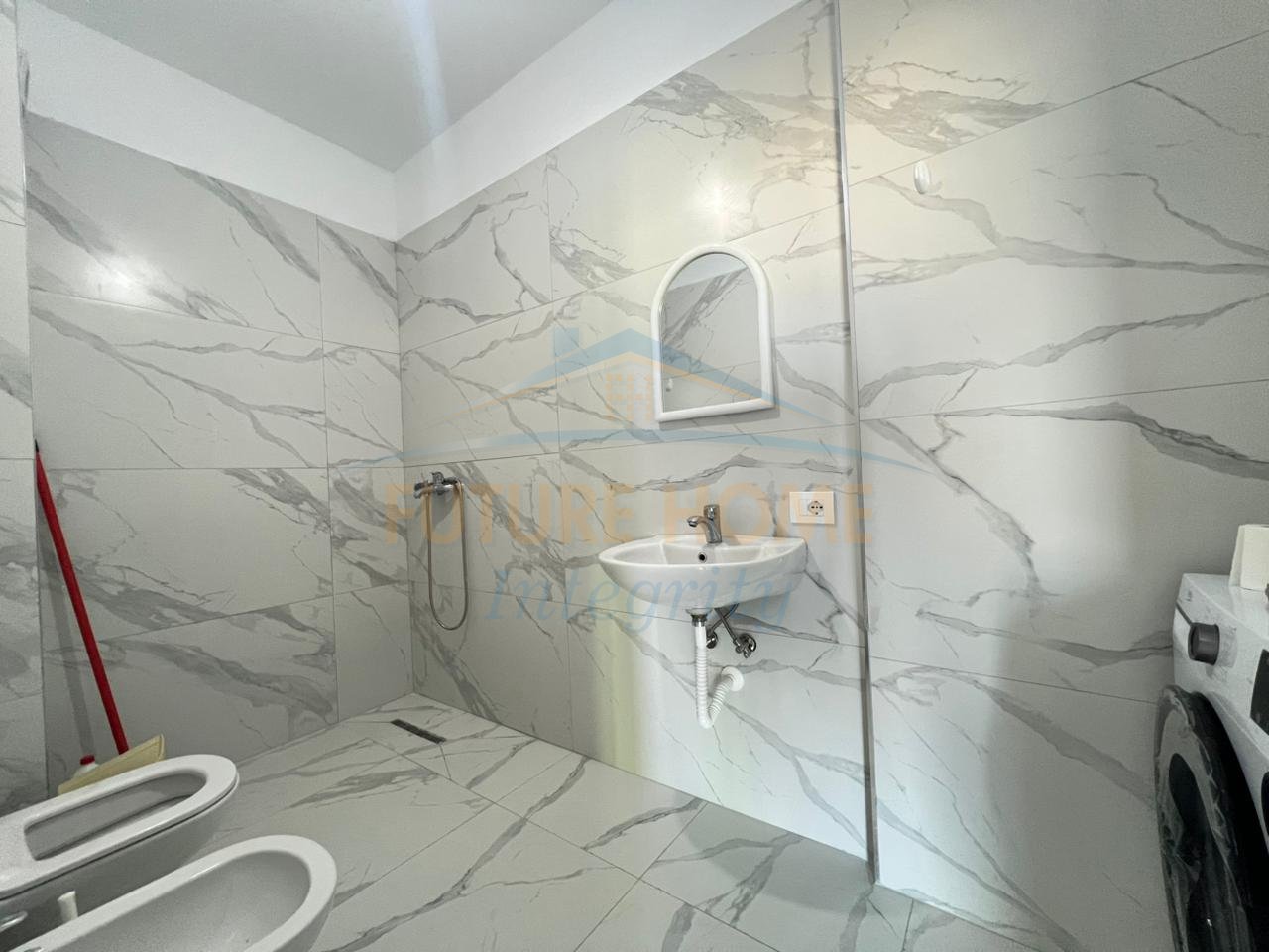 Shitet, Apartament 2+1+2, Rruga 5 Maji, Tiranë.