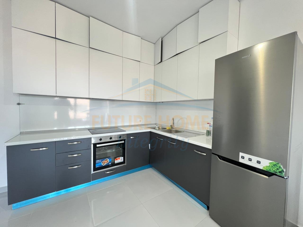 Shitet, Apartament 2+1+2, Rruga 5 Maji, Tiranë.