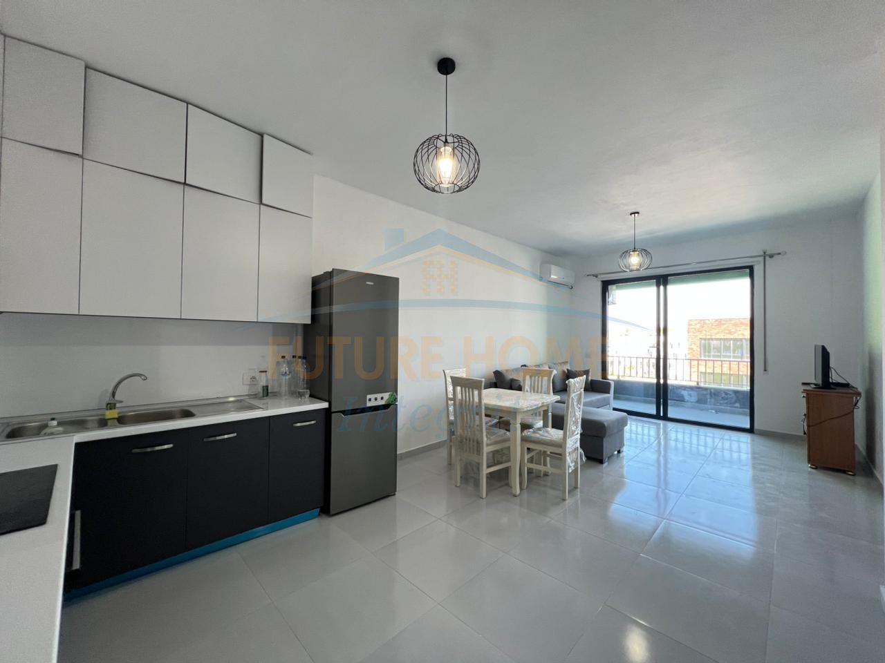 Shitet, Apartament 2+1+2, Rruga 5 Maji, Tiranë.