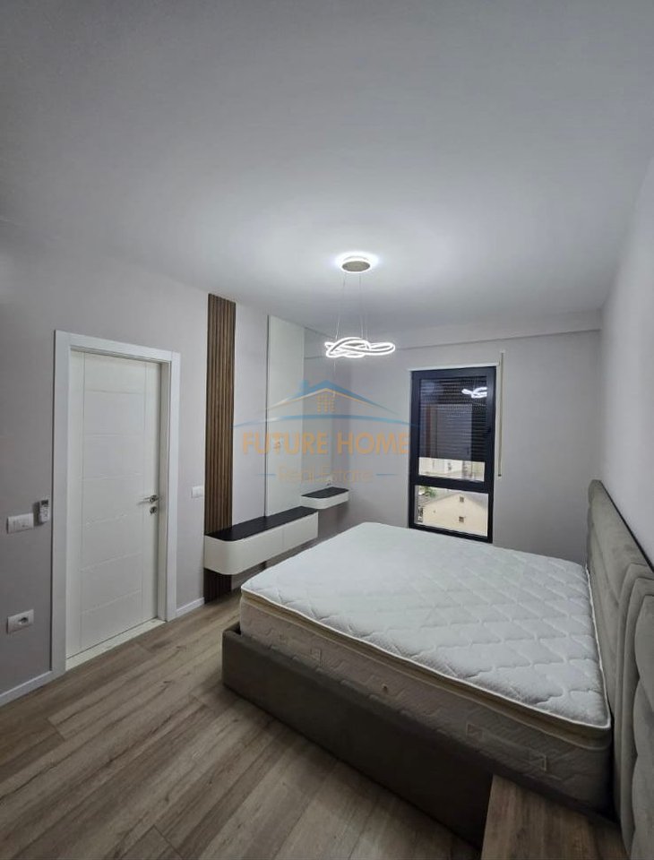 Shitet, Apartament 2+1+2, Porcelan, Tiranë.