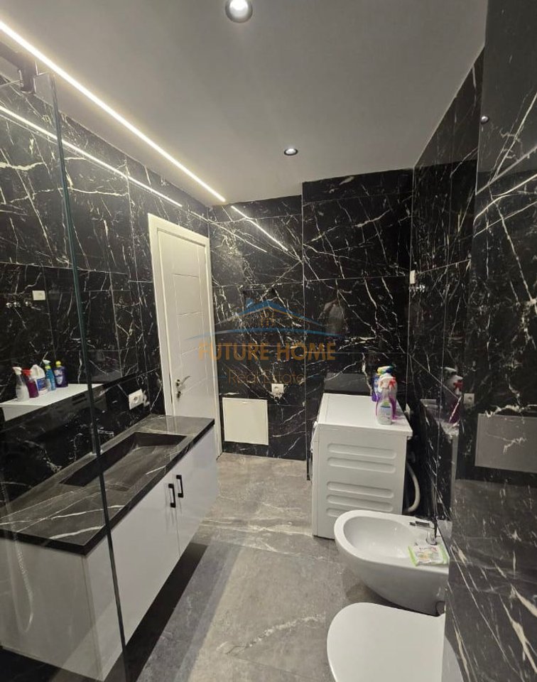 Shitet, Apartament 2+1+2, Porcelan, Tiranë.