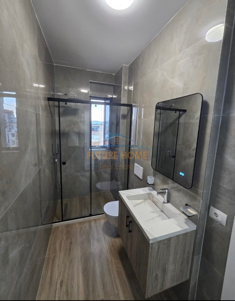 Shitet, Apartament 2+1+2, Porcelan, Tiranë.