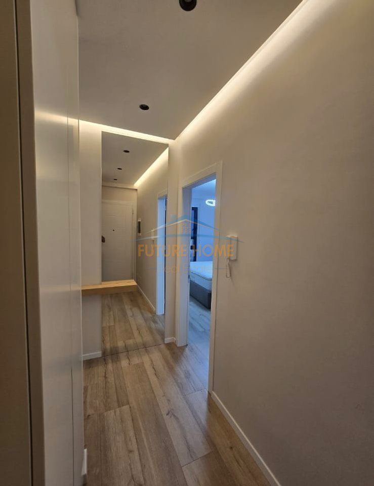 Shitet, Apartament 2+1+2, Porcelan, Tiranë.