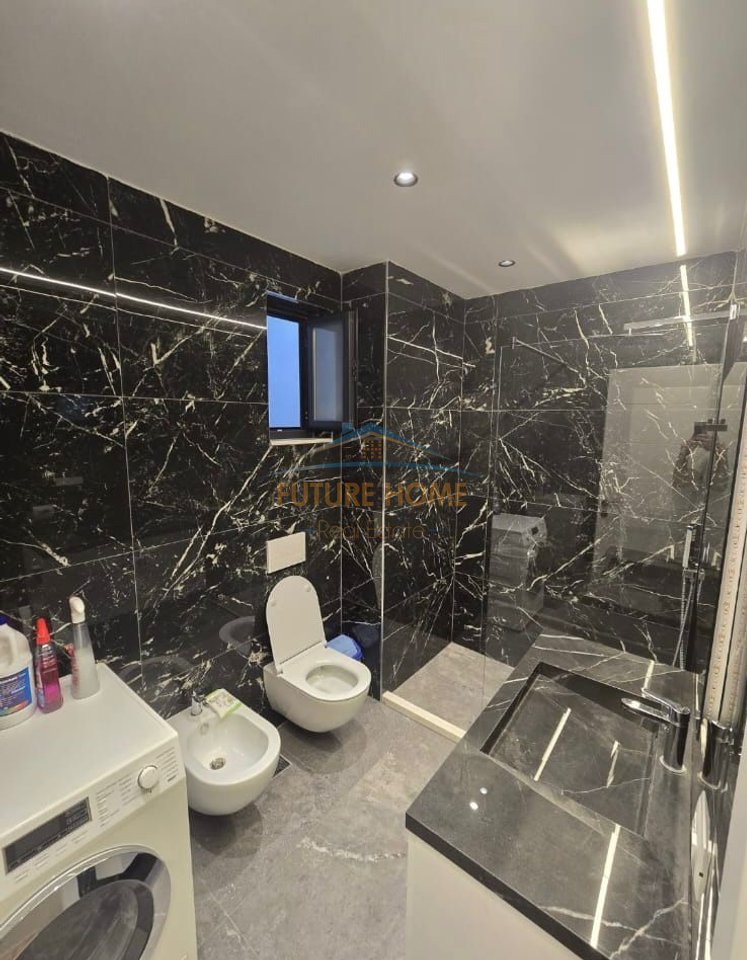 Shitet, Apartament 2+1+2, Porcelan, Tiranë.