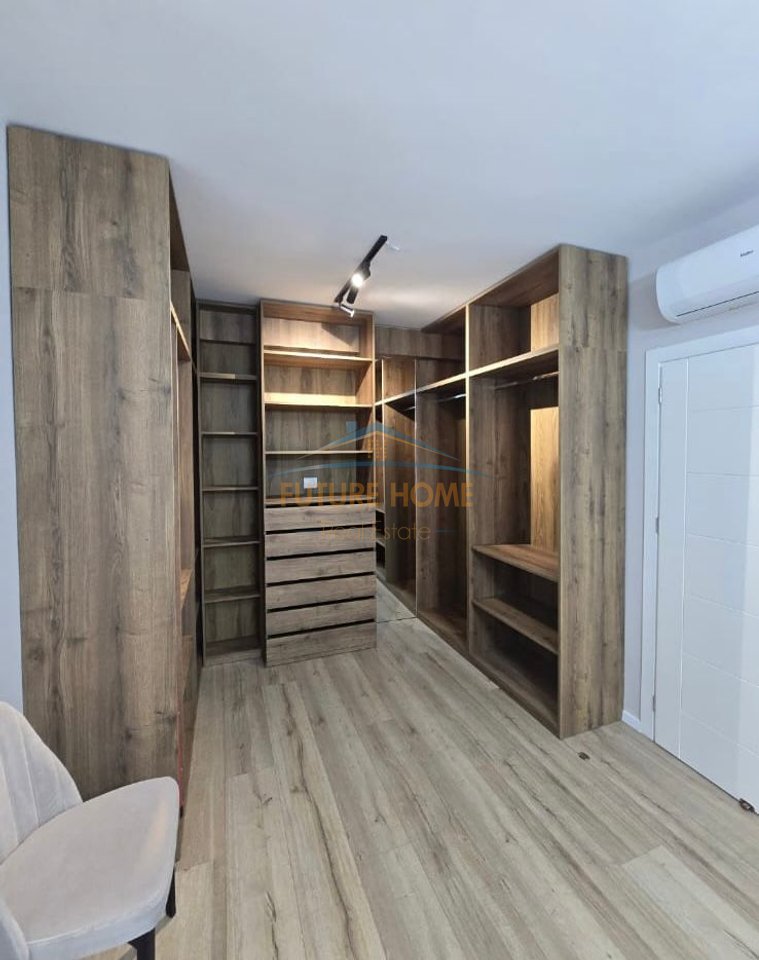 Shitet, Apartament 2+1+2, Porcelan, Tiranë.