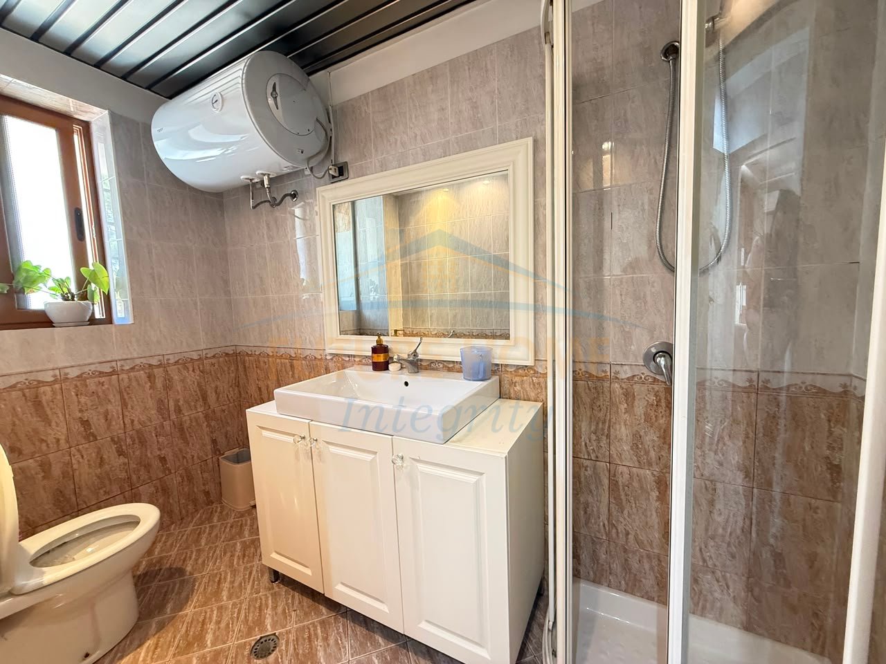 For rent, Beauty Salon, Brryli, Tirana.