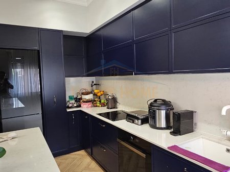 SHITET, APARTAMENT 3+1+2 TUALETE ,QENDER , DURRES