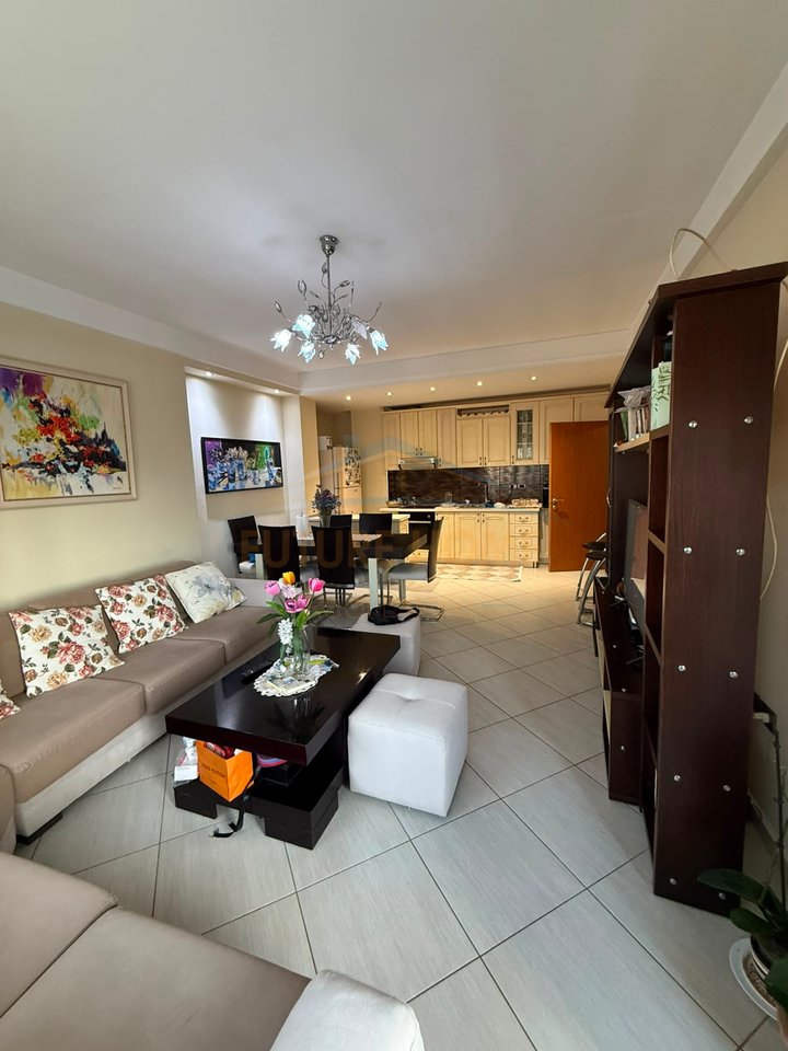 Shitet, Apartament 3+1, Unaza e Re