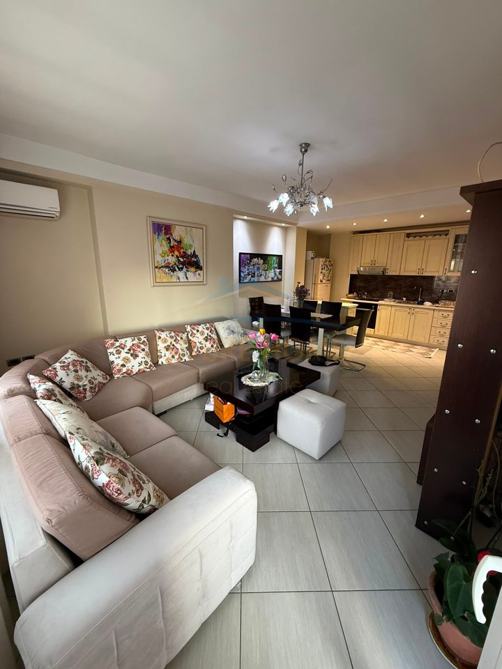 Shitet, Apartament 3+1, Unaza e Re