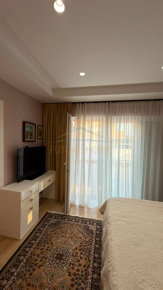 Qera, Apartament 2+1+2 + Post Parkimi , Fresk , Tiranë.