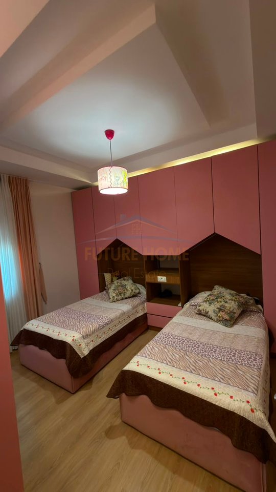 Qera, Apartament 2+1+2 + Post Parkimi , Fresk , Tiranë.