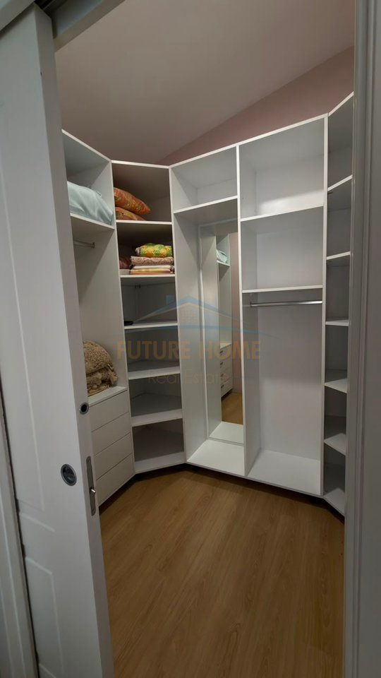 Qera, Apartament 2+1+2 + Post Parkimi , Fresk , Tiranë.