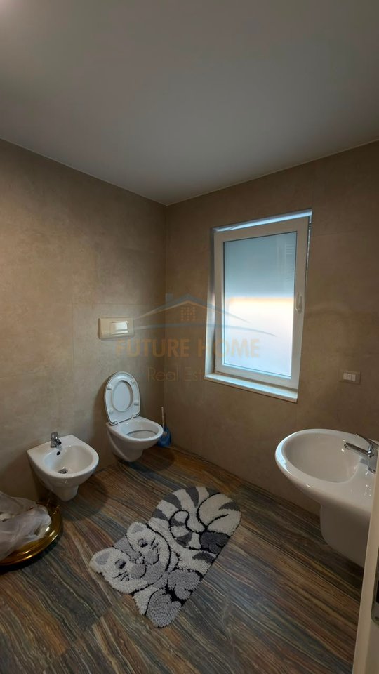 Qera, Apartament 2+1+2 + Post Parkimi , Fresk , Tiranë.