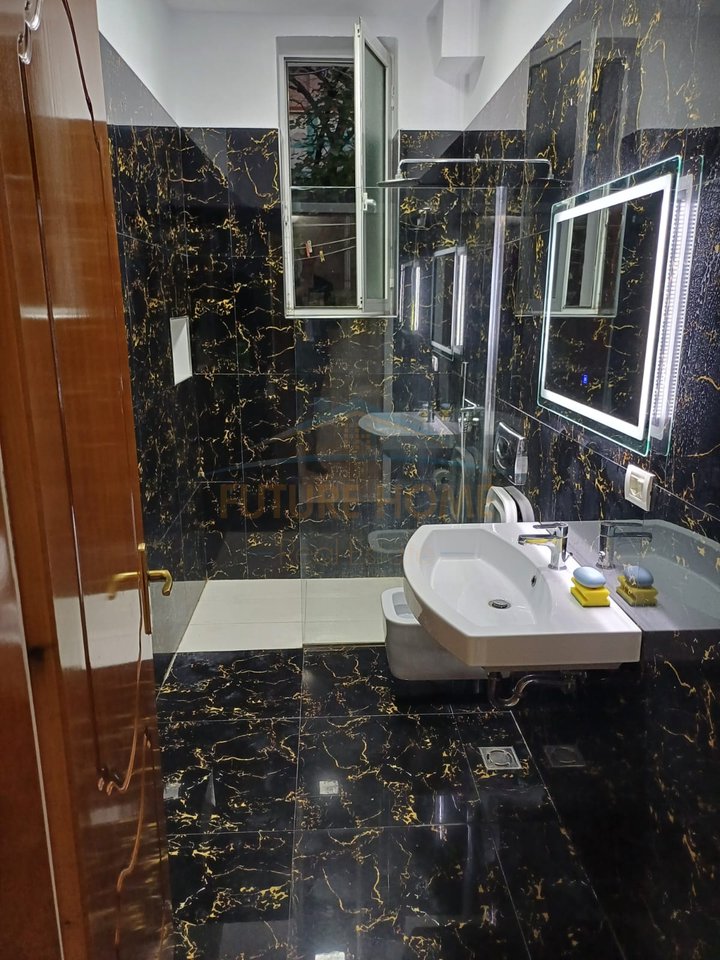 Shitet, Apartament 2+1, Sheshi Wilson, Tiranë