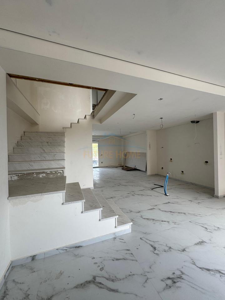 Shitet, Duplex , Fresk , Tiranë