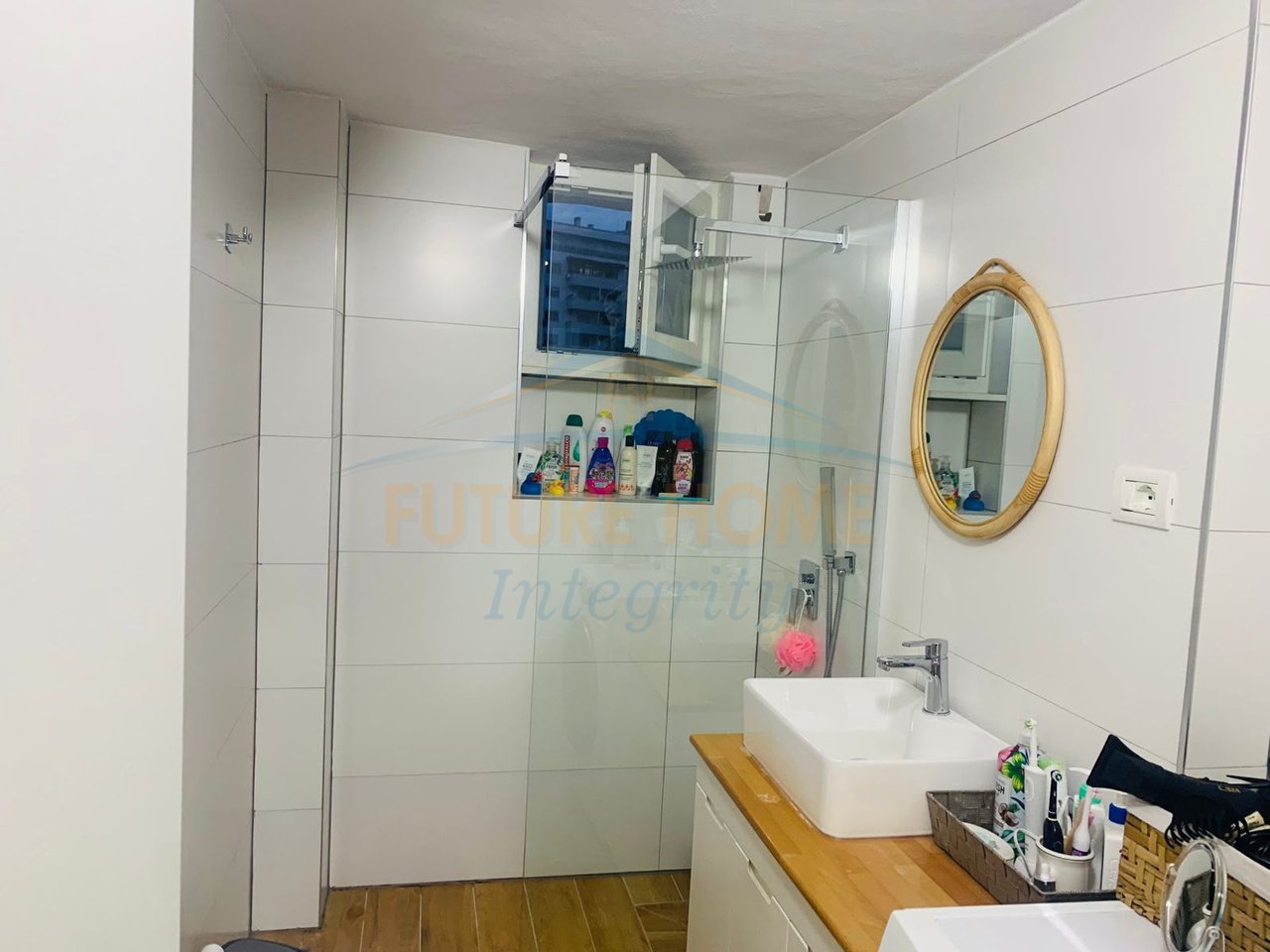 Shitet, Apartament 2+1, Stacioni i Trenit, Tiranë.
