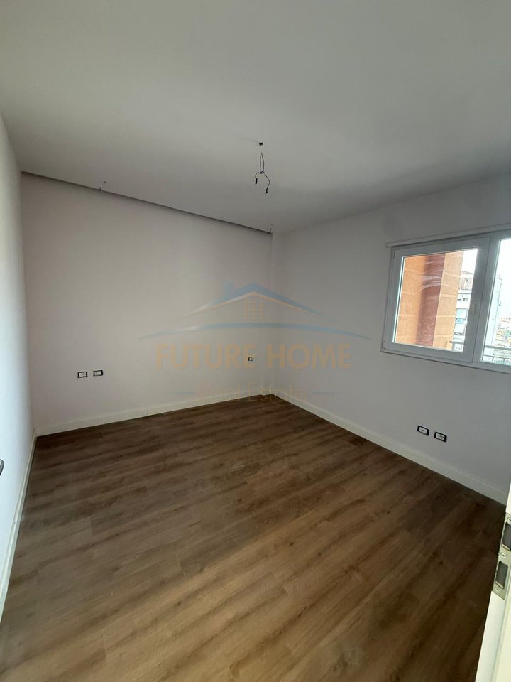 Shitet, Apartament 2+1 +2 ballkone Shkolla e Kuqe