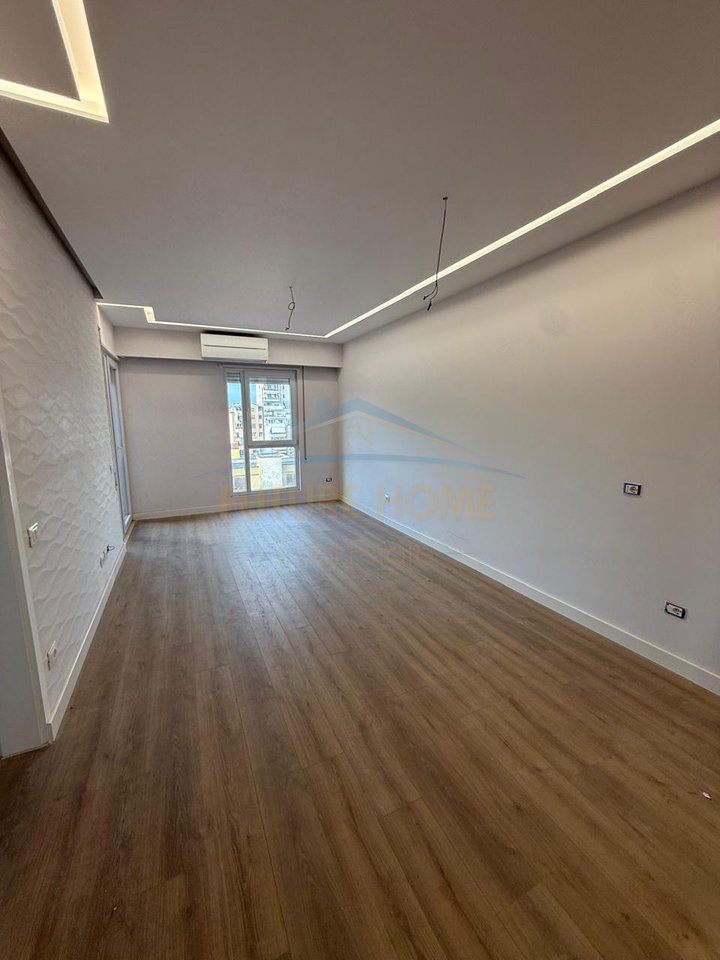 Shitet, Apartament 2+1 +2 ballkone Shkolla e Kuqe