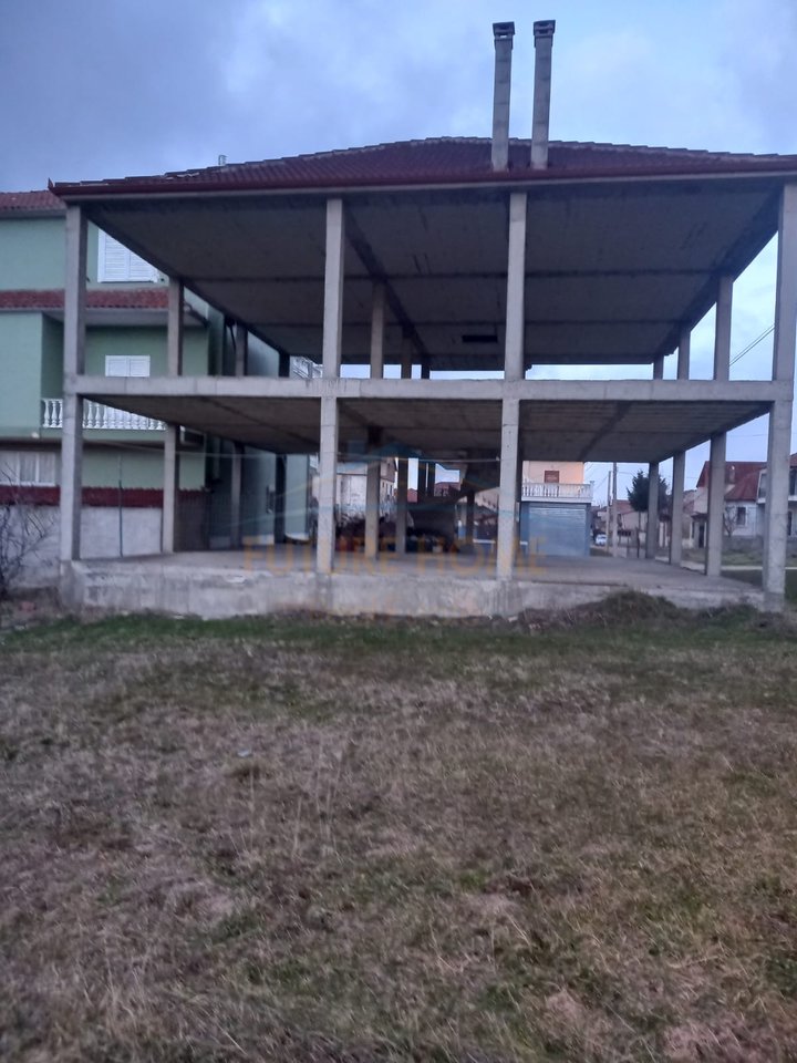In vendita, Edificio + Terreno, Quartiere 4, Korçë.