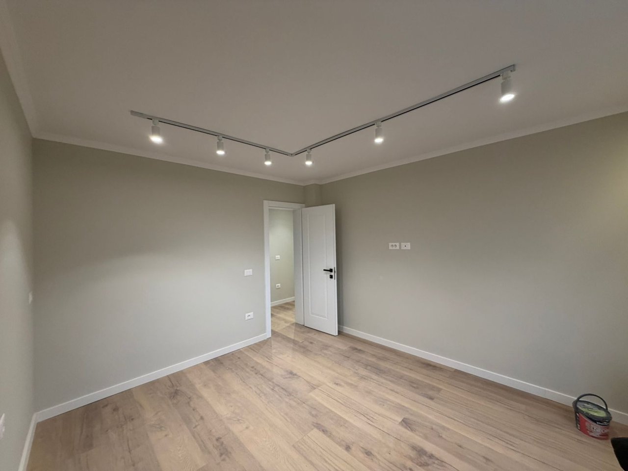 Shitet, Apartament 1+1, 21 Dhjetori, Tirane.