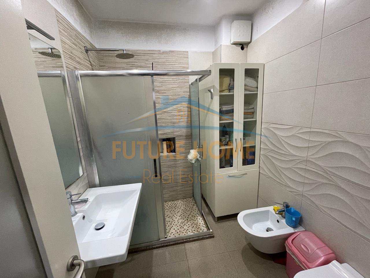 Shitet, Apartament 2+1, Rruga Babë Rexha, Tiranë.