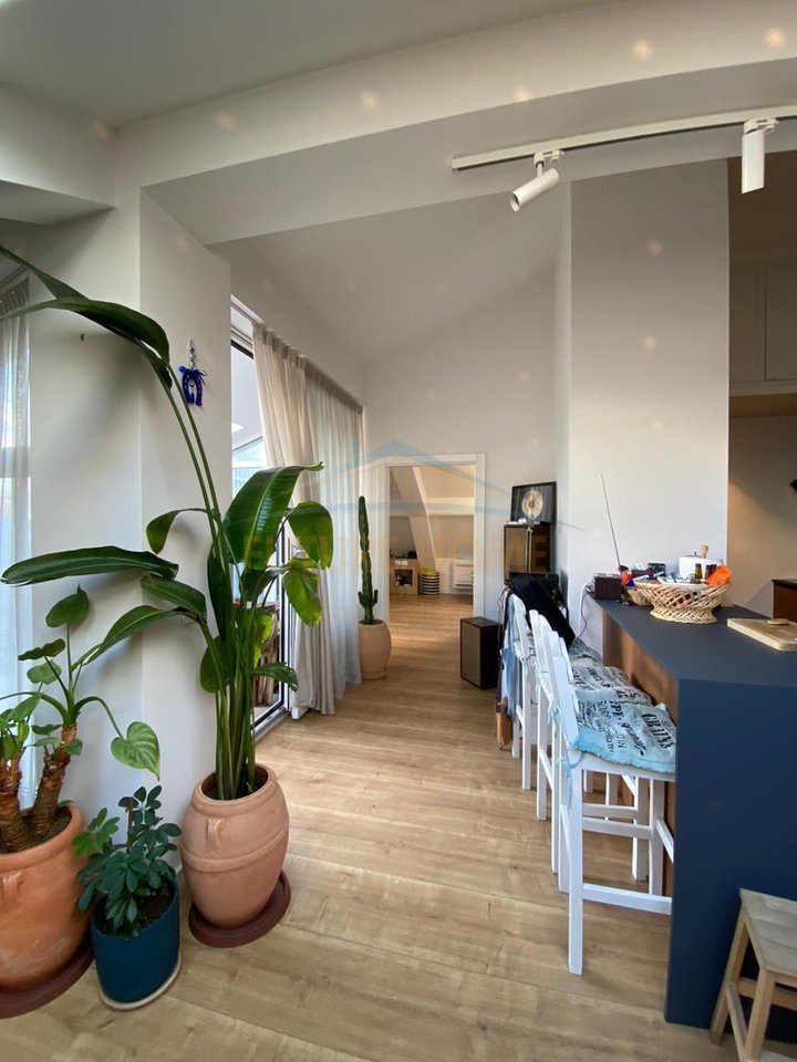 Shitje, Penhouse 1+1,  ish Blloku