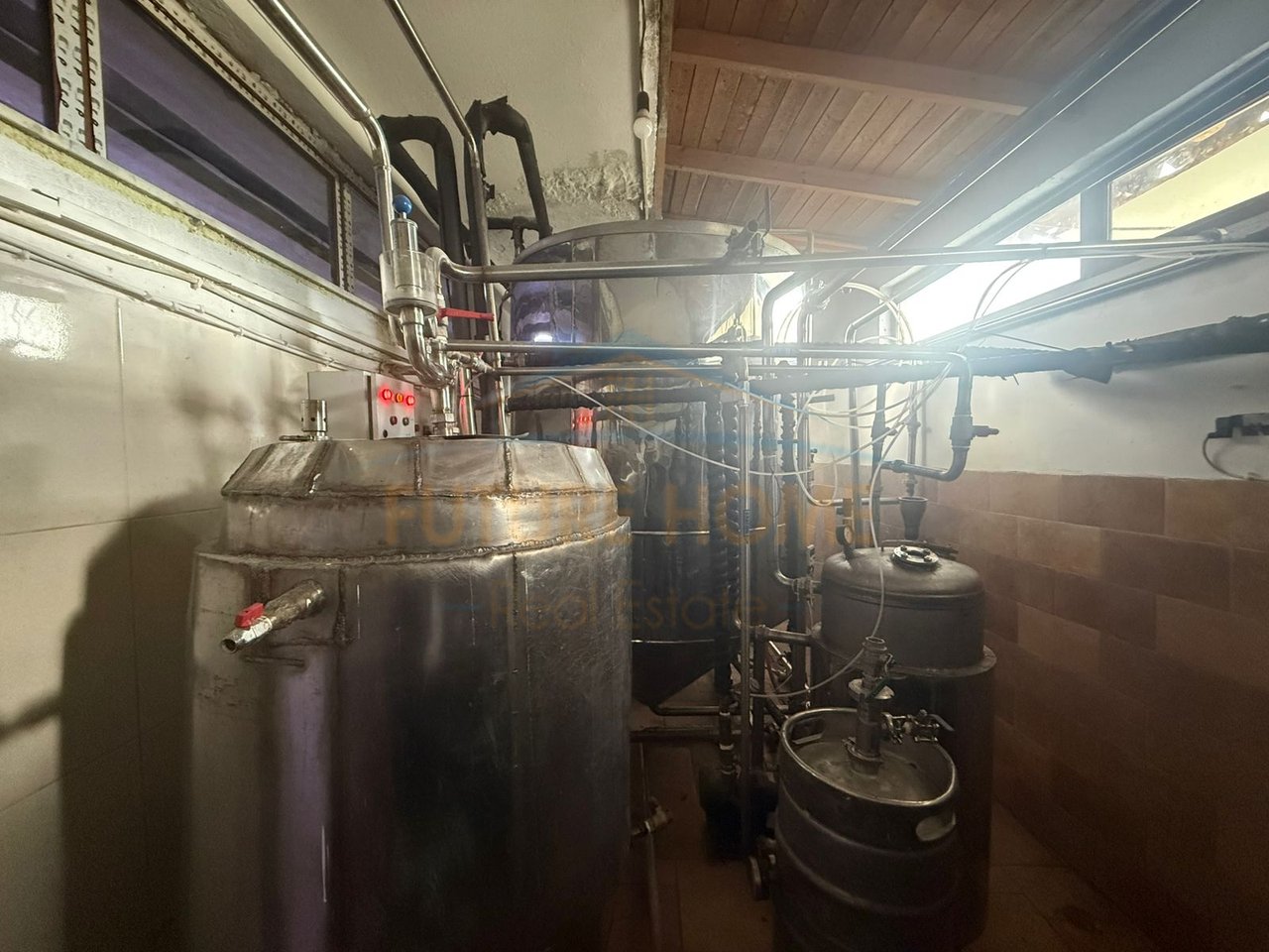 In vendita, edificio a 3 piani (unità residenziale + fabbrica), Quartiere 3, Korçë