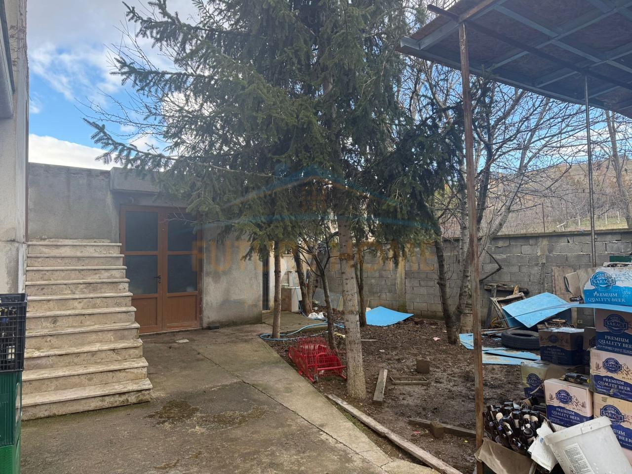 In vendita, edificio a 3 piani (unità residenziale + fabbrica), Quartiere 3, Korçë