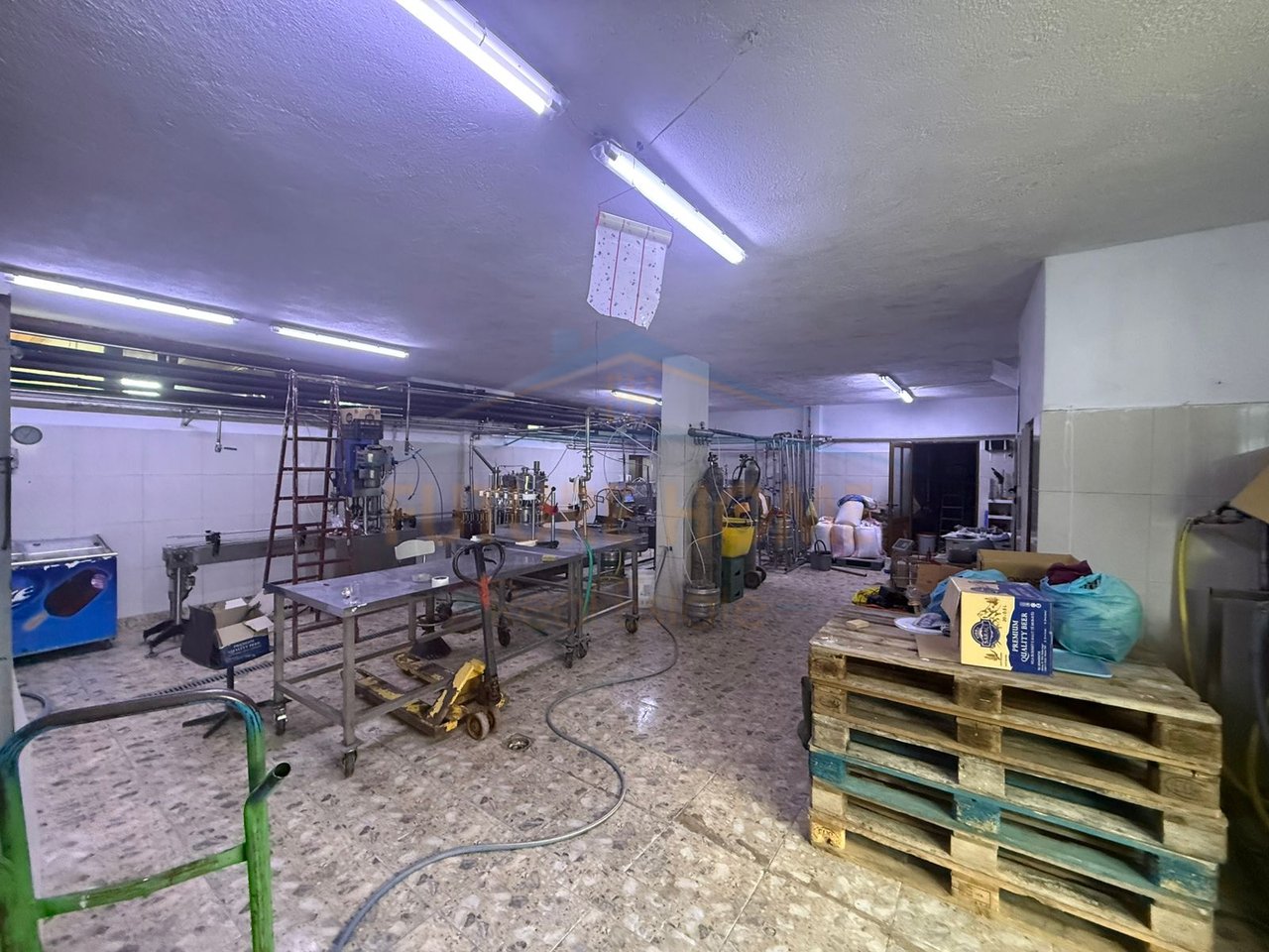 In vendita, edificio a 3 piani (unità residenziale + fabbrica), Quartiere 3, Korçë