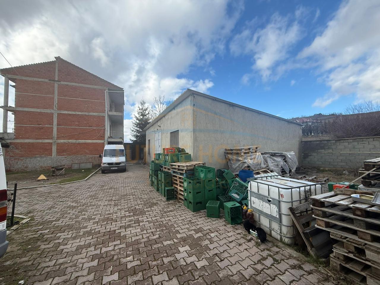 In vendita, edificio a 3 piani (unità residenziale + fabbrica), Quartiere 3, Korçë