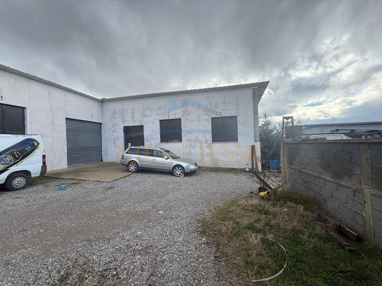 In vendita, edificio a 3 piani (unità residenziale + fabbrica), Quartiere 3, Korçë