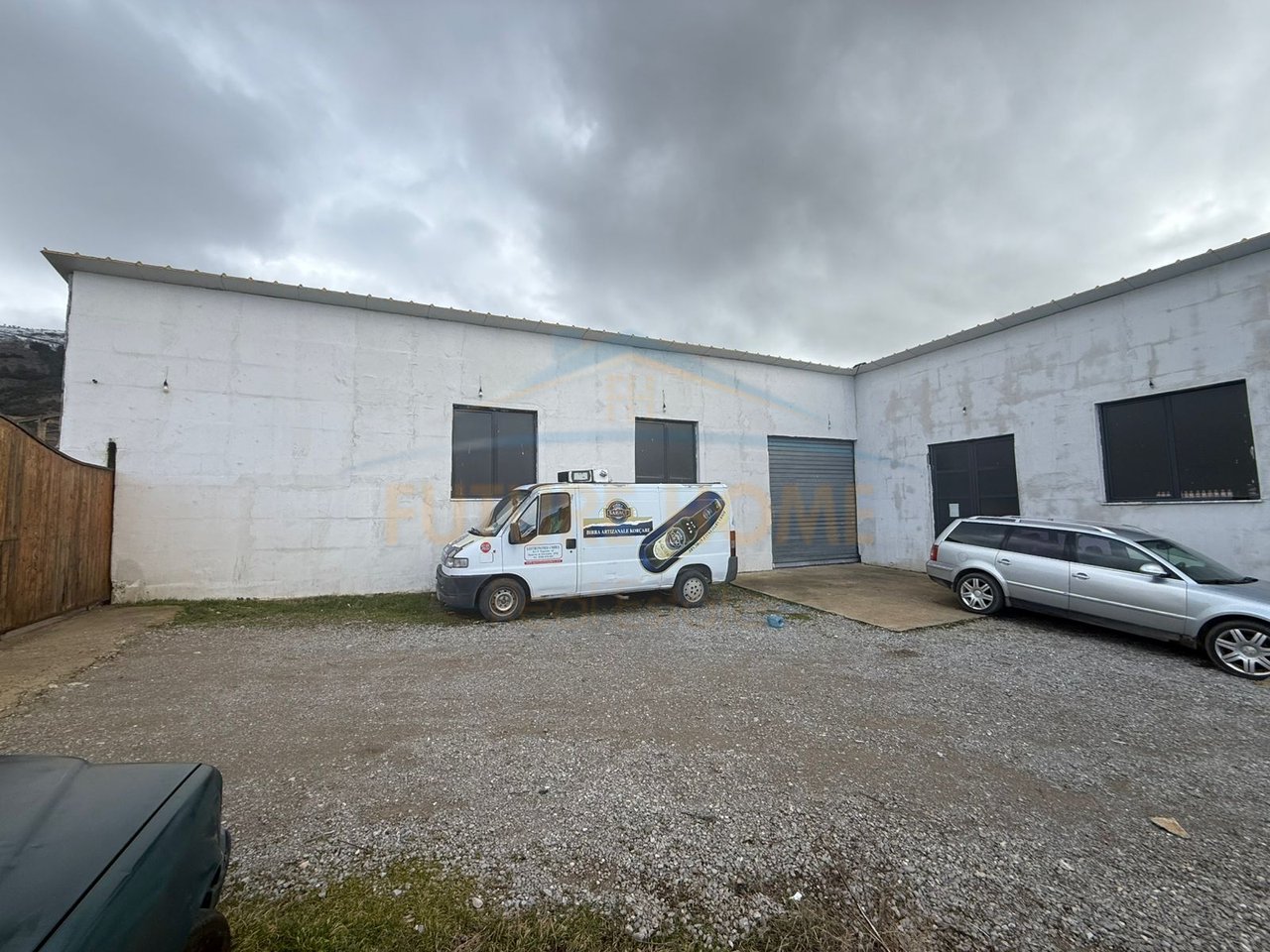 In vendita, edificio a 3 piani (unità residenziale + fabbrica), Quartiere 3, Korçë