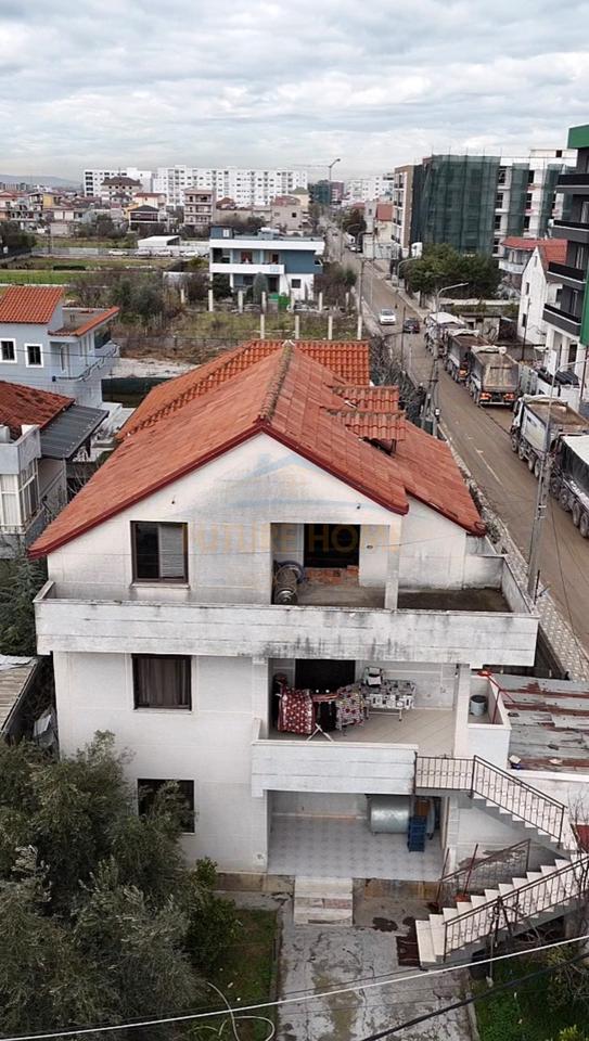 Shitet, Shtepi Private 3-kateshe, Kamez.