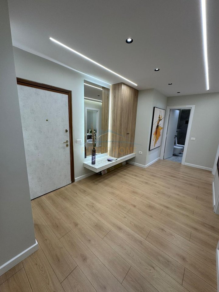 Shitet, Apartament 2+1, Zogu i Zi, Tirane.