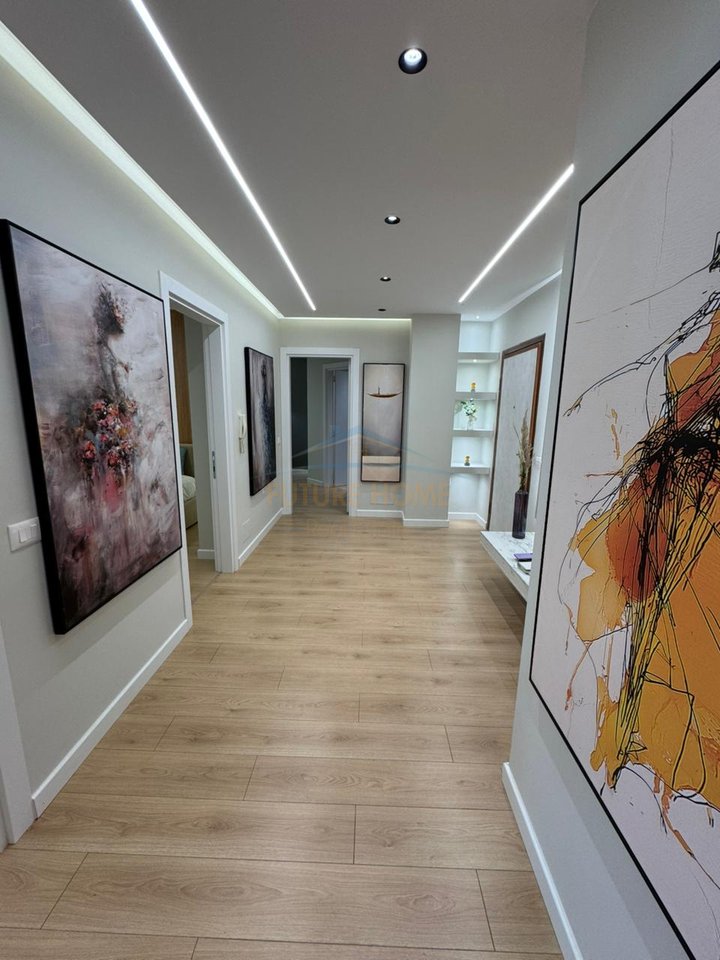 Shitet, Apartament 2+1, Zogu i Zi, Tirane.