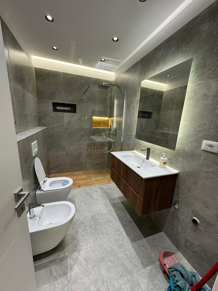 Shitet, Apartament 2+1, Zogu i Zi, Tirane.