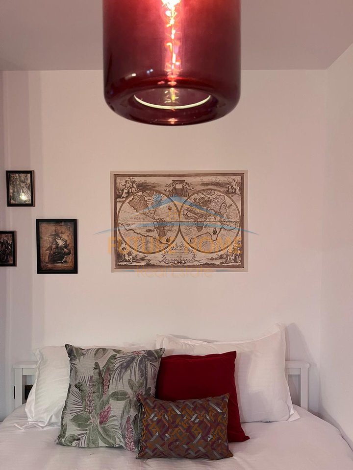 Qira, Garsoniere, 21 Dhjetori