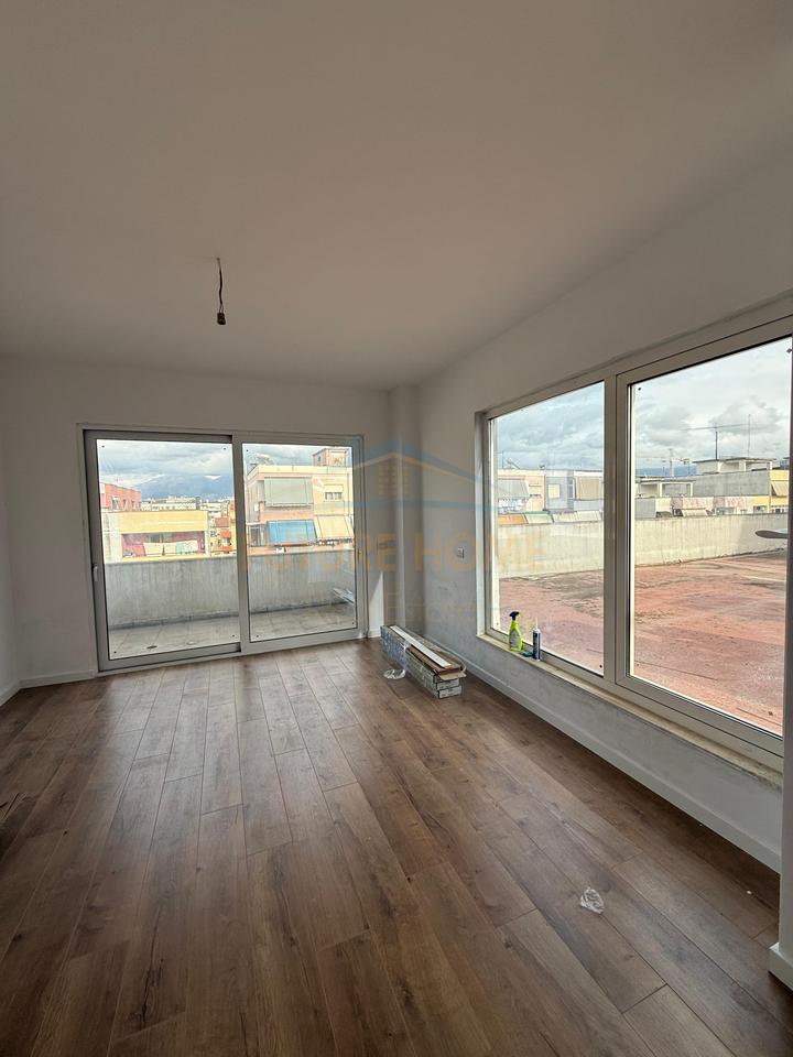 Shitet , Apartament 2+1+Verande,Unaza e re , Tirane